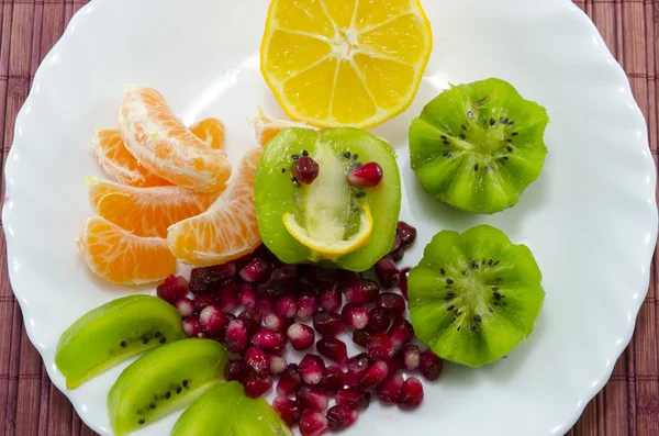 Dos pinchos llenos de fruta colorida de cerca — Foto de Stock