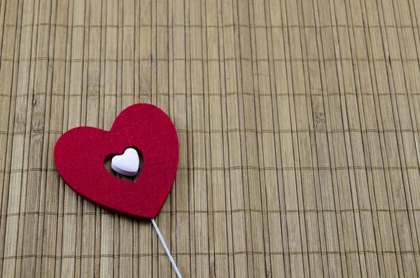 Gran corazón rojo con un corazón blanco más pequeño dentro —  Fotos de Stock