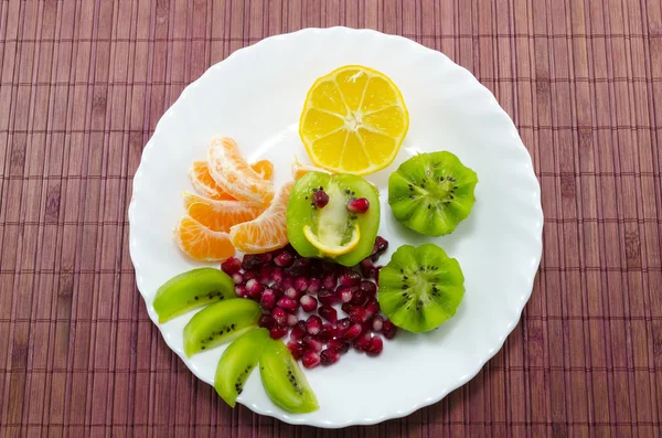 Διάφορα φρούτα σε ένα άσπρο πιάτο — Φωτογραφία Αρχείου