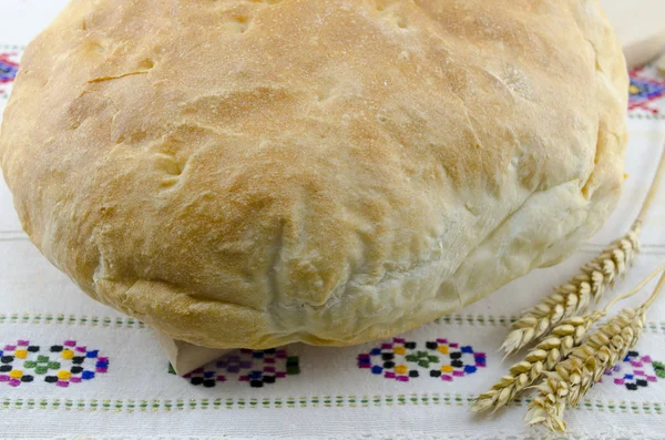 Hausgemachtes Brot auf einer alten Tischdecke — Stockfoto