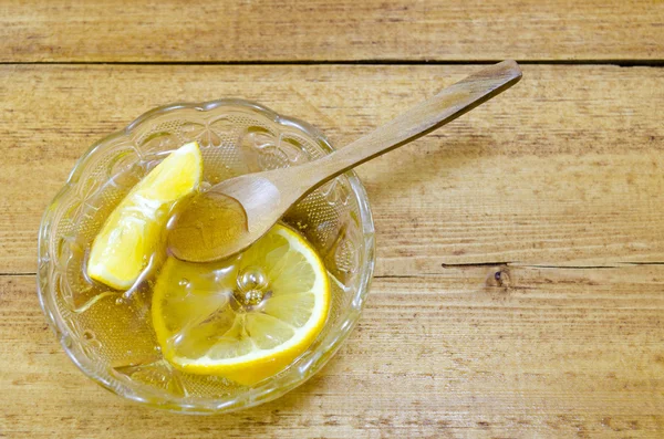 Glasplatte gefüllt mit Honig und Zitronenscheiben — Stockfoto
