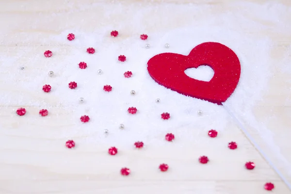 Inima roșie și stele roșii pe pulbere albă — Fotografie, imagine de stoc