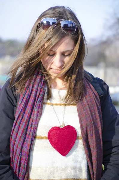 Unga kaukasiska brunett med ett hjärta — Stockfoto