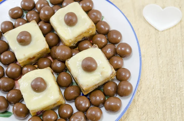 Hembakade kakor med en choklad boll på toppen — Stockfoto