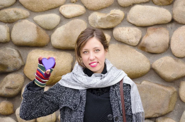 Giovane bruna con un cuore viola — Foto Stock