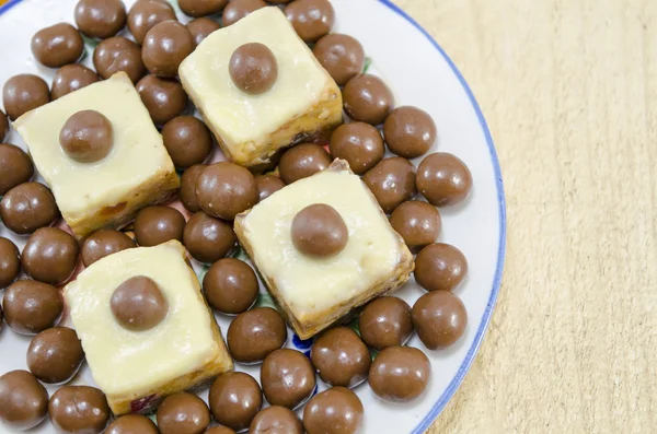 Galletas caseras con una bola de chocolate encima —  Fotos de Stock