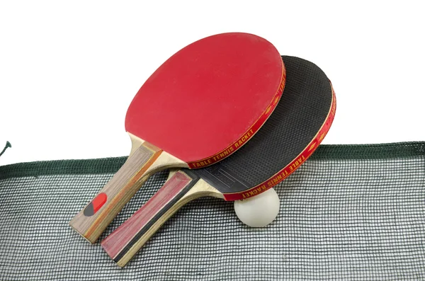 Raquetes de tênis de mesa vermelho e preto em branco — Fotografia de Stock