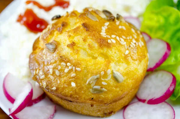 Pan de maíz con sésamo y rábano en un plato —  Fotos de Stock