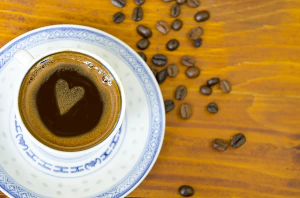 Καρδιά του καφέ σε ένα φλιτζάνι του καφέ — Φωτογραφία Αρχείου