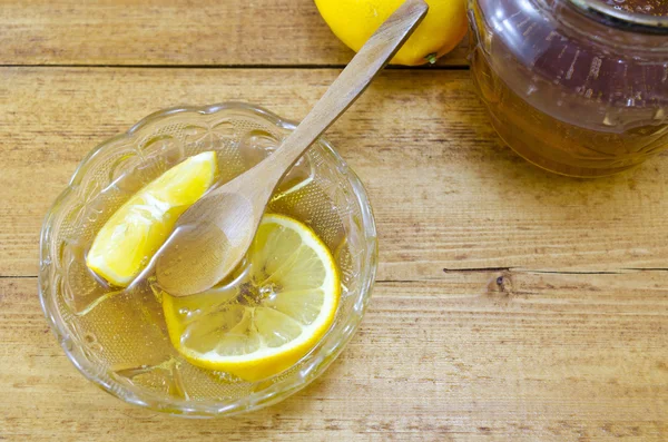 Med a citron moučníky na stůl — Stock fotografie