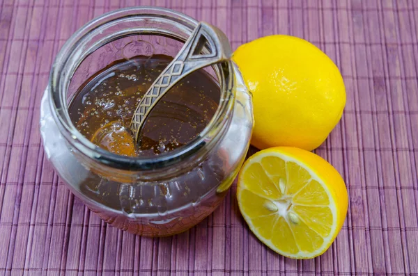 Lemon dan madu dalam guci — Stok Foto