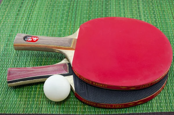 Two table tennis rackets on green surface — Stock Photo, Image