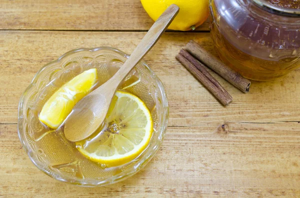 蜂蜜和柠檬甜点上桌 — 图库照片