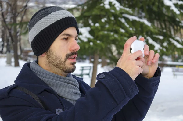 Joven tomando una foto con su smartphone — Foto de Stock