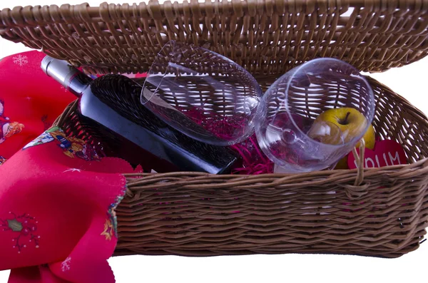 Una botella de vino y dos copas en una caja de picnic — Foto de Stock