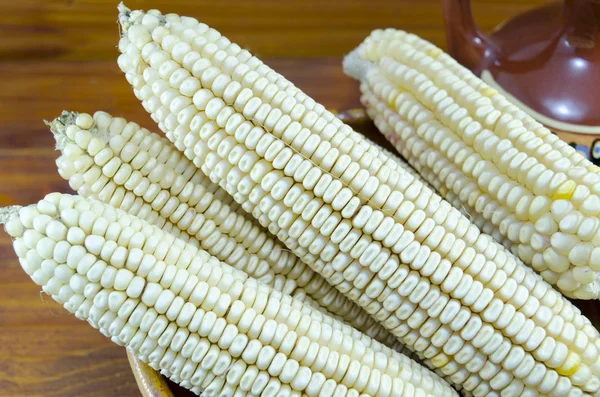 Белая кукуруза в винтажной глиняной пластине — стоковое фото