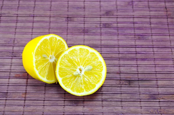 대나무 표면에 등분된 레몬 — 스톡 사진