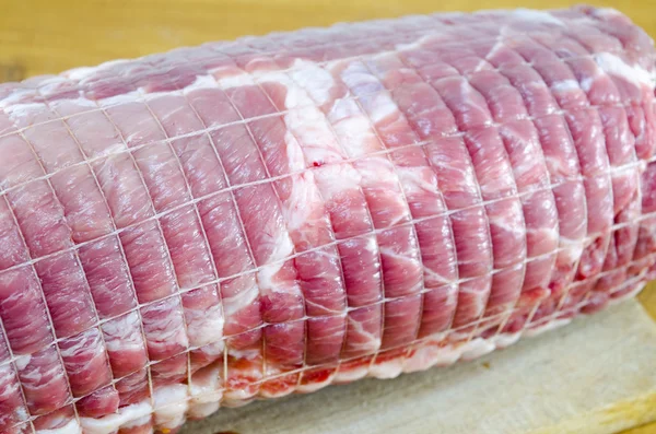 RAW köttfärslimpa på en cutting board närbild — Stockfoto