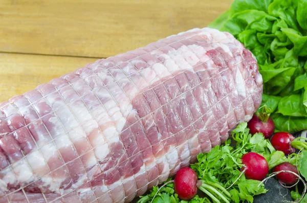 Pan de carne crudo en una tabla de cortar — Foto de Stock