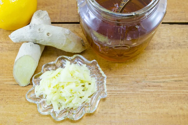 Ginger root, honey and sliced ginger — Stock Photo, Image