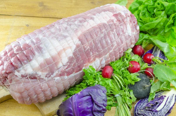 Pan de carne crudo en una tabla de cortar — Foto de Stock