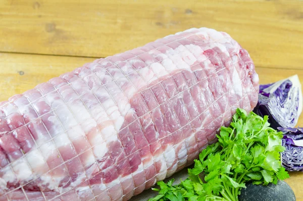 Pan de carne crudo en una tabla de cortar — Foto de Stock