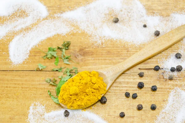 Curry in a wooden spoon on a table — Stock Photo, Image