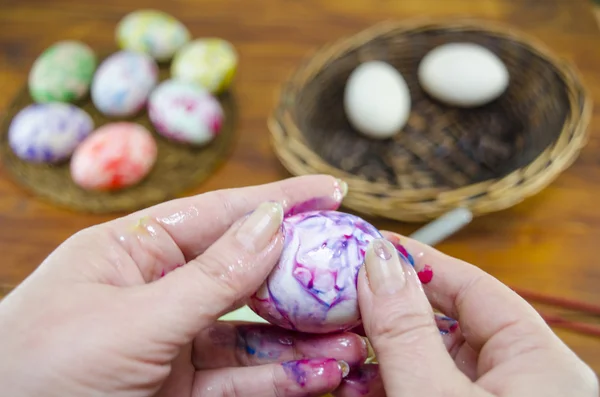 Ženské ruce malovat vajíčka — Stock fotografie