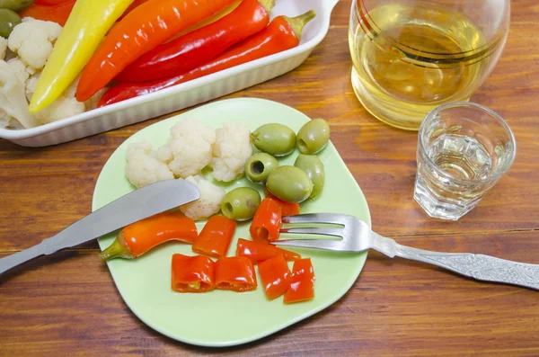 Nakládané aglio, květák a olivami na talíři — Stock fotografie
