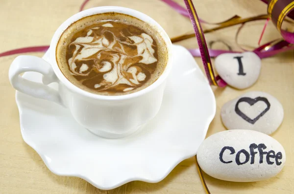 Weiße Tasse Kaffee mit dekoriertem Schaum — Stockfoto