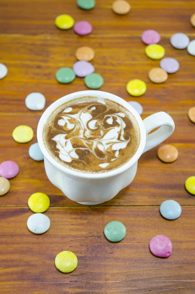 Tasse Kaffee und Bomben in verschiedenen Farben — Stockfoto