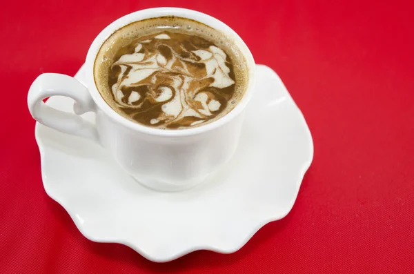 Weiße Tasse Kaffee mit dekoriertem Schaum — Stockfoto