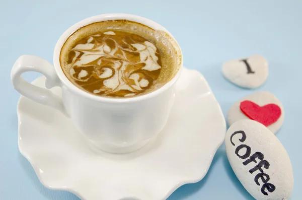 Weiße Tasse Kaffee mit dekoriertem Schaum — Stockfoto