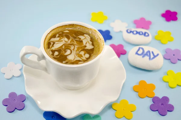 Tasse Kaffee mit dekoriertem Schaum — Stockfoto