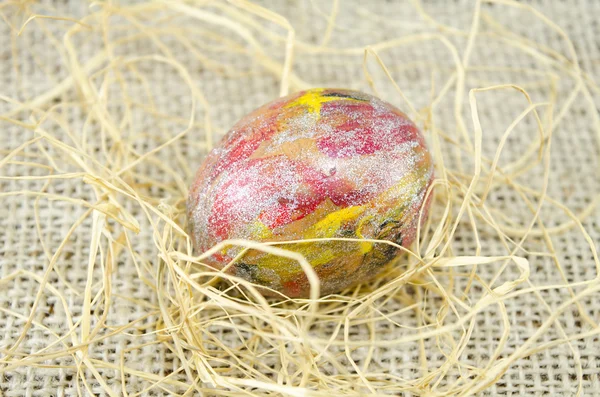 Ručně malované velikonoční vajíčko a brčka — Stock fotografie