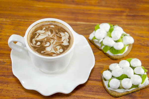 Tasse Kaffee mit dekoriertem Schaum — Stockfoto