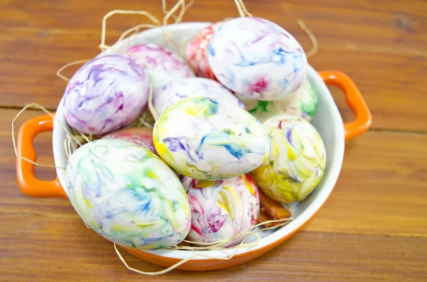 Ručně malované velikonoční vajíčka a několik — Stock fotografie