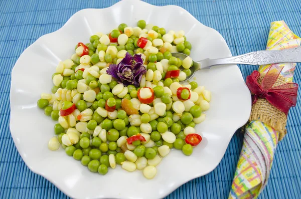 Placa llena de guisantes cocidos maíz y pimienta —  Fotos de Stock