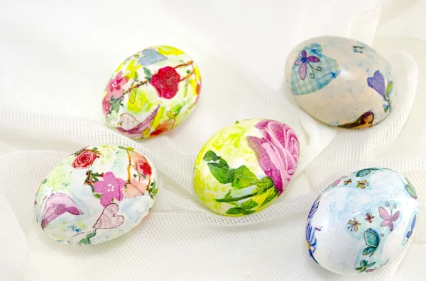 Ramo de huevos de Pascua pintados a mano —  Fotos de Stock