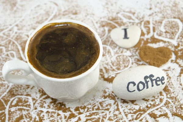 Weiße Tasse Kaffee auf dekoriertem Tisch — Stockfoto