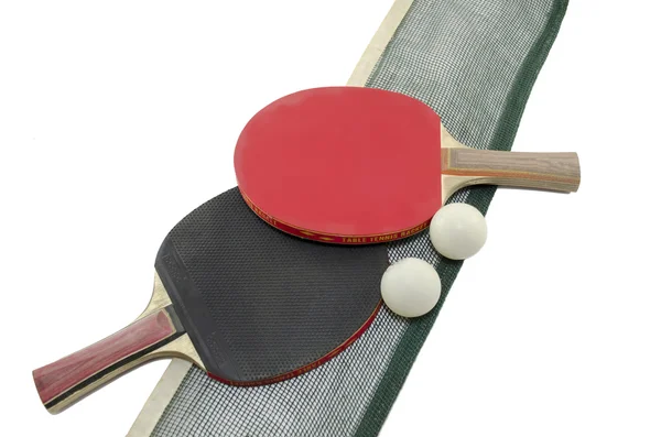 Duas raquetes de tênis de mesa e uma rede isolada — Fotografia de Stock