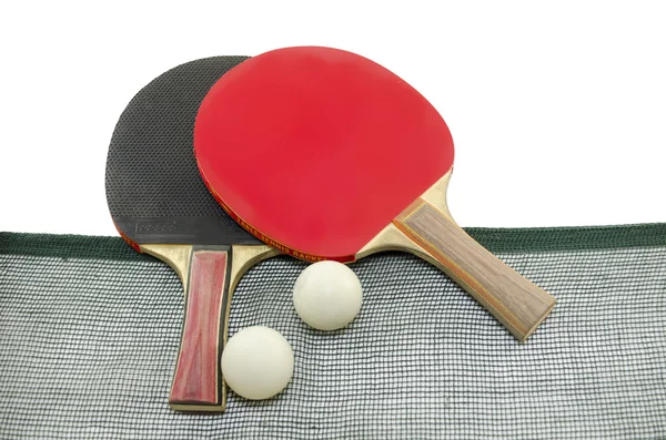 Due racchette da ping pong e una rete isolata — Foto Stock