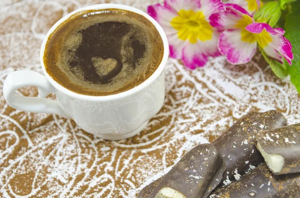 Tasse Kaffee mit einem subtil herzförmigen Schaum — Stockfoto