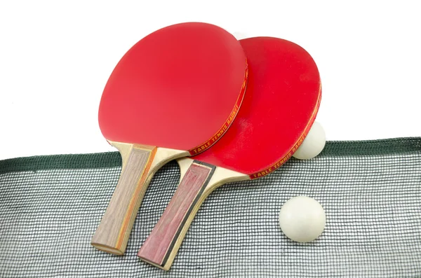 Due racchette da ping pong rosse e una rete isolata — Foto Stock