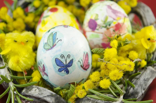 Decoupage pintado a mano Huevo de Pascua en una cesta —  Fotos de Stock