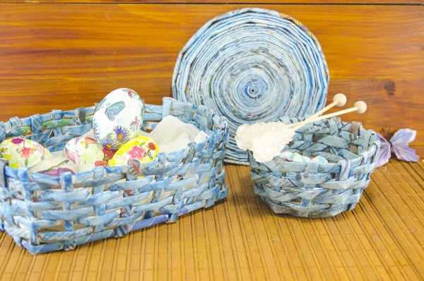 Cesto blu pieno di uova di Pasqua colorate a mano in decoupage — Foto Stock