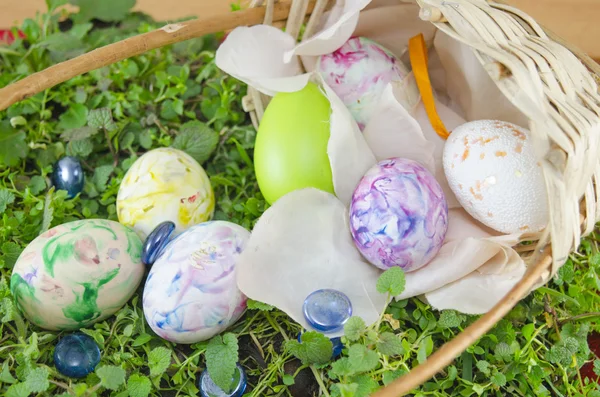 Koš plný handcolored velikonoční vejce v decoupage — Stock fotografie
