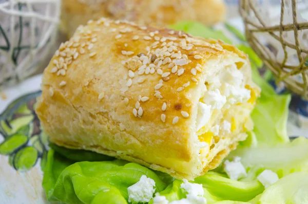 Homemade cheese pie and green salad — Stock Photo, Image