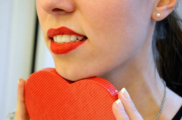 Ragazza con rossetto rosso e scatola regalo — Foto Stock