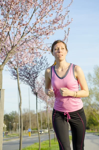 Junges Mädchen joggt im Freien — Stockfoto